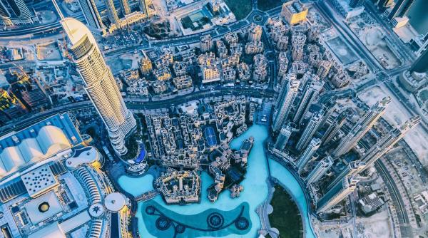 in dubai unde caldura este insuportabila a aparut strada cu ploaie artificiala