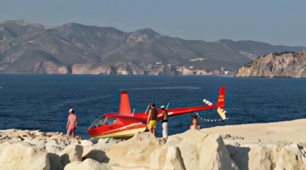 un elicopter a aterizat pe o plaja din grecia printre turisti pentru ca un pasager ar fi vrut sa inoate politia a deschis o ancheta
