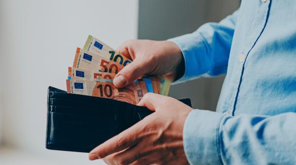 cursul bnr de marti 11 august leul s a depreciat in raport cu euro si dolarul american