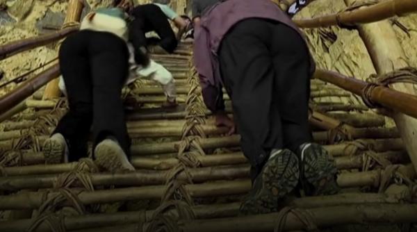 O scară de bambus, cândva singura legătură a unui sat cu restul lumii, este acum atracție turistică
