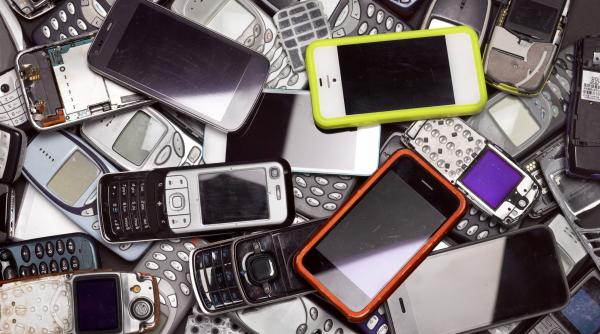 o tona de telefoane vechi contine mai mult aur decat o tona de minereu comoara ascunsa in sertarele oamenilor