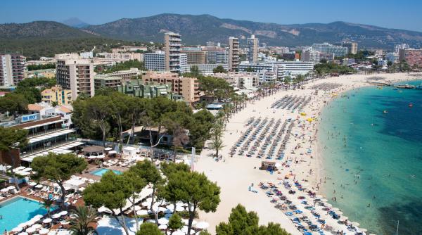primim cereri de peste tot rezervarile in spania pentru elicpsa de soare s au facut din 2024 cat e acum o camera in mallorca