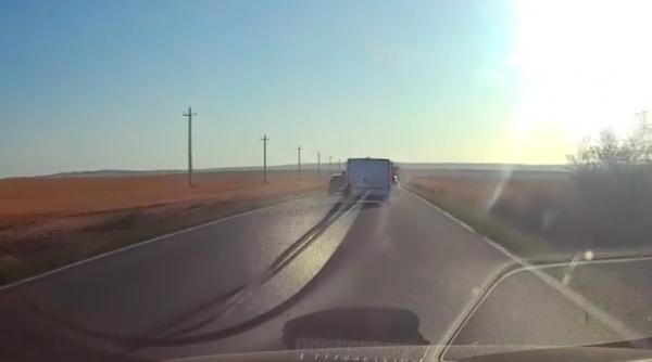 scene dramatice pe o sosea din tulcea un copil a cazut dintr o masina in mers si a ajuns in fata unui tir momentul a fost filmat