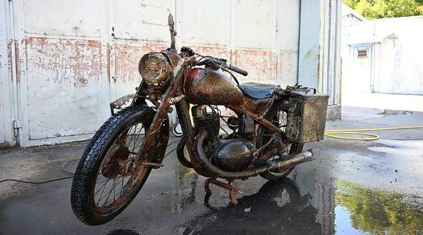 motocicleta din al doilea razboi mondial descoperita in dunarea secata e aproape noua sub ea erau prinsi 2 soldati ai wehrmachtului