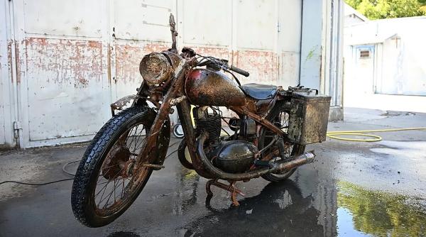 motocicleta din al doilea razboi mondial descoperita in dunarea secata e aproape noua sub ea erau prinsi 2 soldati ai wehrmachtului