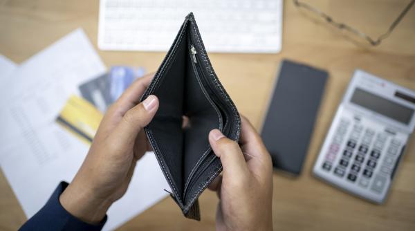 salariul mediu net a scazut in iunie pentru angajatii din educatie si sanatate salariul real mai mic in tara cu 8 3 fata de 2025