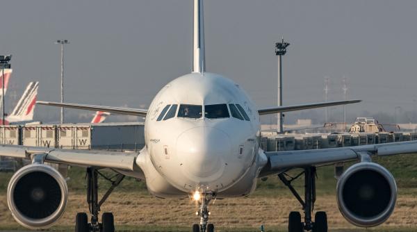 un aeroport european tranzitat de foarte multi romani isi inchide una dintre piste pana in decembrie mai multe zboruri deja anulate