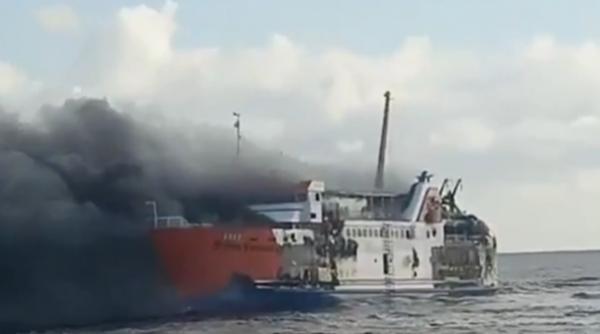 un feribot cu 131 de persoane la bord a luat foc in largul insulei bali o misiune dificila de salvare a fost declansata