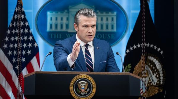 pete hegseth e criticat de senatorii republicani dupa ce i a tinut pe democrati la usile sedintelor secrete despre bugetul apararii