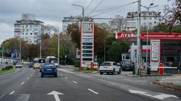 benzina si motorina se vor ieftini in bulgaria a anuntat ministrul economiei licenta rafinariei lukoil a fost extinsa