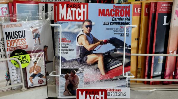 fotografia lui macron pe skijet starneste furia opozitiei franceze un deget mijlociu gigantic pentru mediu