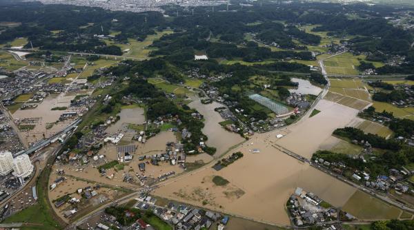 in japonia a plouat intr o ora cat in toata luna august 6 oameni au murit 400 000 au fost evacuati mii sunt blocati pe un aeroport
