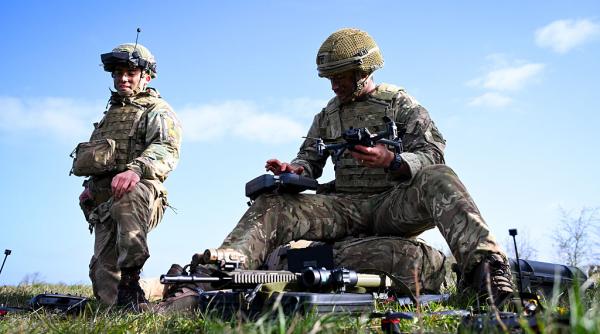 planul nato pentru un camp de lupta infestat de drone inteligenta artificiala piloteaza oamenii decid cine moare