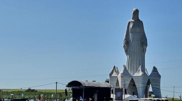 cea mai inalta statuie a fecioarei maria din europa a fost ridicata intr un sat din polonia
