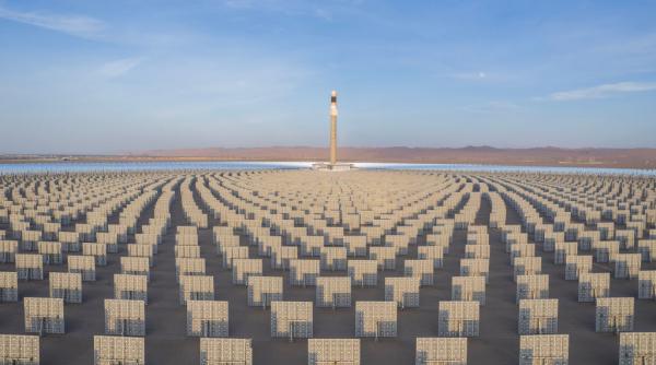 china a construit cea mai inalta centrala solara termica din lume 16 000 de oglinzi produc energie suficienta pentru 50 000 de case