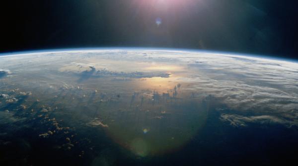 exista un loc in pacific atat de departe de orice tarm incat cel mai aproape de el se afla oamenii de pe iss
