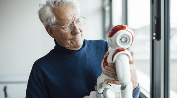 la 97 de ani un barbat isi construieste propriul robot dar a fost nevoit sa opreasca proiectul apelul emotionant al familiei