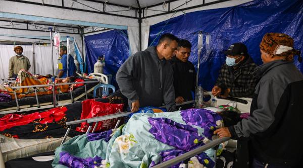 un cutremur urias de 7 7 a lovit in asia au cazut cladiri si s a emis alerta de tsunami in indonezia e panica generalizata