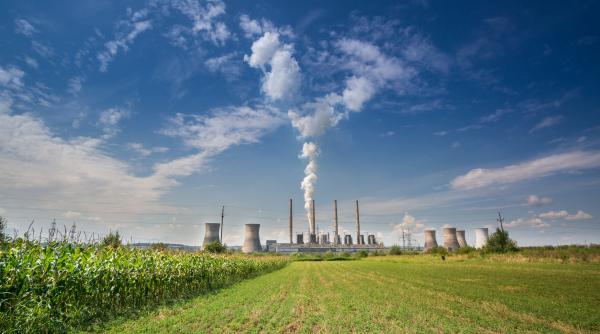 decarbonizarea noua lupta de clasa intre suveranisti energetici si ecologisti de salon si un paradox demn de o mema roll safe