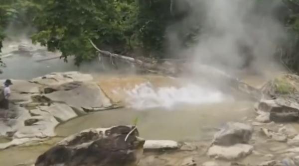 in inima amazonului este un rau care fierbe temperatura apei atinge 86 de grade pe o portiune lunga de 6 kilometri