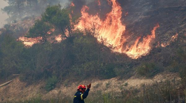 incendii pe insula salamina din grecia in apropiere de atena doi oameni au murit si alti noua sunt raniti sute sunt evacuati