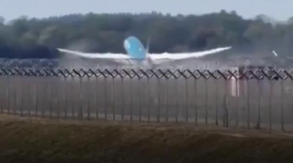 Momente de coşmar pe Aeroportul din München. Piloţii unui Boeing 787 au depăşit pista, iar coada avionului a fost avariată la decolare