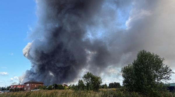 ucraina a lansat un atac masiv asupra regiunii moscovei a fost lovit un depozit wildberries rusii spun ca au interceptat 822 de drone