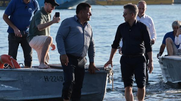 ungaria anunta ca a inceput scufundarea barjelor si spune ca apa a crescut cu un cm magyar a inspectat dunarea in picioarele goale