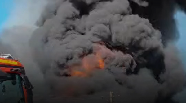 Incendiu puternic la o hală de depozitare și prelucrare a deșeurilor și maselor plastice din Băicoi. A fost emis RO-ALERT
