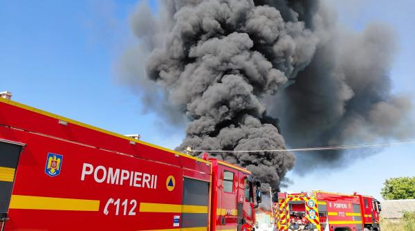 incendiu violent in baicoi o hala cu deseuri a luat foc norul de fum este urias a fost emis ro alert