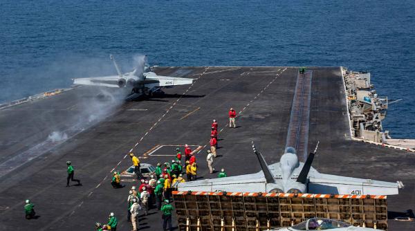 marinarii de pe portavionul uss abraham lincoln aflati de 260 de zile pe mare vizitati de un amiral o experienta uluitoare