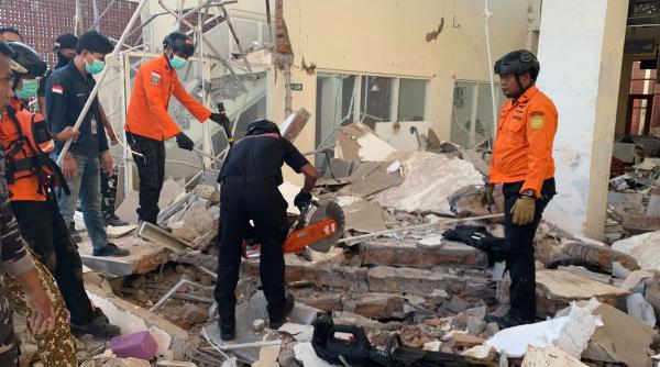 suntem pe cont propriu sinistratii din indonezia acuza guvernul de lipsa ajutoarelor dupa cutremurul in care au murit 53 de oameni