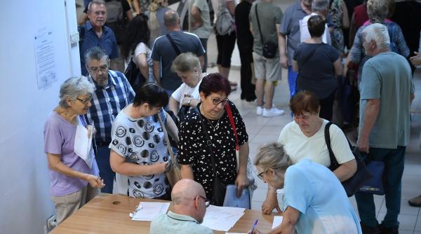 sute de cereri au blocat casa de pensii buzau pensionarii isi vor banii de cass inapoi dar functionarii nu i pot ajuta cu nimic