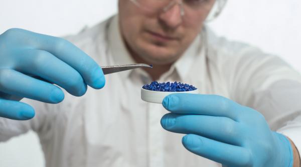 un nanomaterial creat de cercetatorii spanioli raceste suprafetele cu aproape 13 c fara electricitate