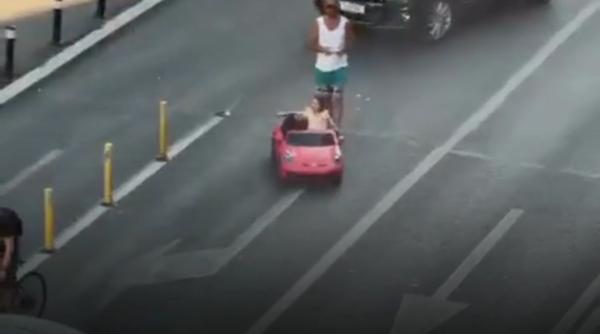 Imagini halucinante pe Calea Victoriei. Un copil "conducea" o mașină de jucărie pe carosabil. Tatăl a fost găsit de Poliție