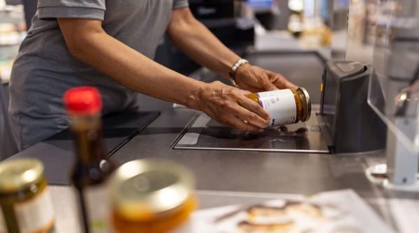 o casiera de la auchan a fost concediata dupa 19 ani de munca decizia a fost luata dupa ce s a vazut ce a facut 20 de secunde