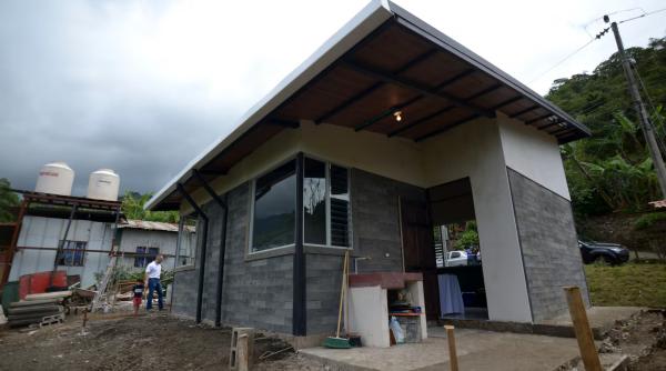 o mama din costa rica a facut economii timp de 9 ani pentru a cumpara un teren apoi si a construit casa cu 7 tone de plastic reciclat