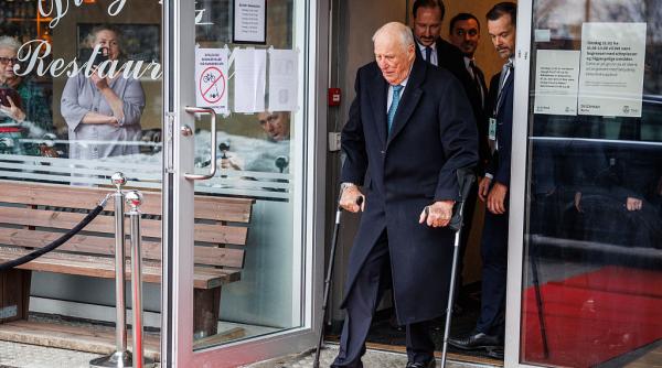 regele harald al norvegiei in varsta de 89 de ani a fost internat in spital si va fi in concediu medical doua saptamani