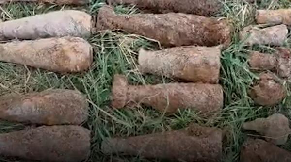 Un detectorist amator a găsit 82 de obuze din Al Doilea Război Mondial pe un câmp de lângă Băile Tușnad