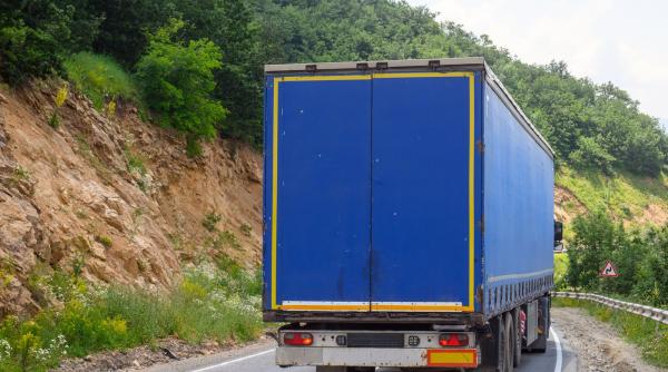 un sofer roman de tir a fost jefuit in timp ce dormea in bulgaria hotul i a furat 200 de litri de motorina