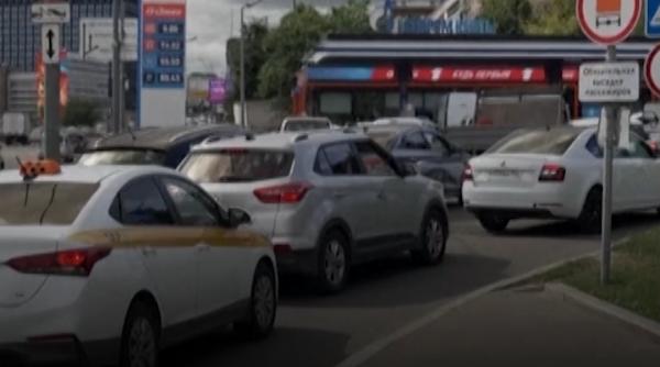 Benzina a dispărut la 7 din 10 benzinării din Rusia: Apar cozi în premieră la Moscova, iar Kremlinul introduce combustibili interziși