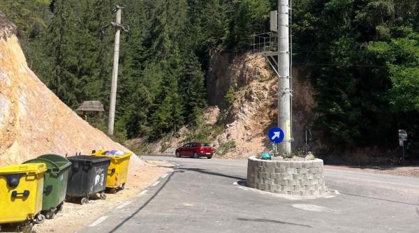 comuna din romania unde s a construit un sens giratoriu special pentru un stalp lasat de muncitori in mijlocul unui drum nou