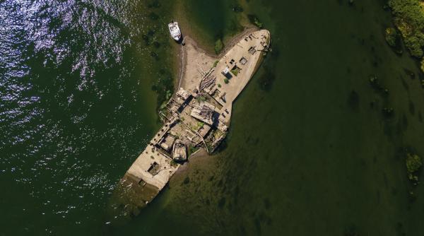 titanicul de pe sava a iesit la suprafata in serbia seceta extrema a dezvaluit epava veche de un secol nu vezi asta in fiecare zi