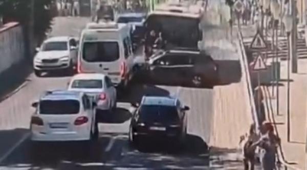 un sofer beat a intrat cu autobuzul plin cu calatori in 12 masini in medias 6 persoane au fost ranite