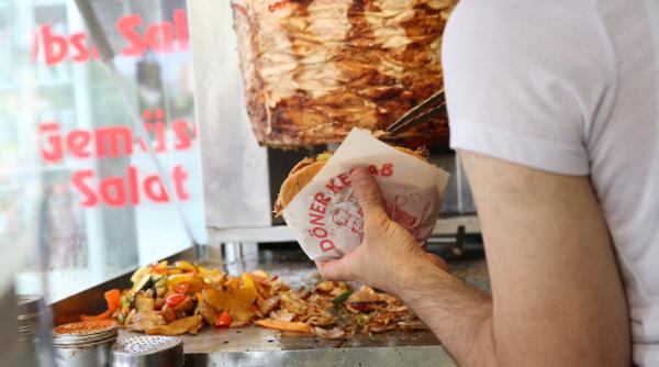 campanie inedita armata germana cauta recruti in localurile de kebab din intreaga tara