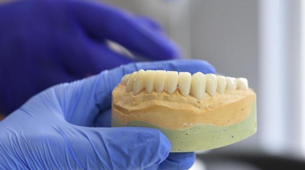ceramica sau zirconiu ce material este potrivit pentru coroana