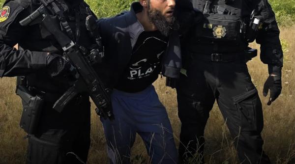 Deținutul care a evadat să ucidă a fost capturat de poliție. Se ascundea pe câmp