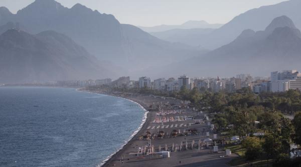 hotelurile din turcia si cipru afectate de razboi si de rezervarile last minute scad preturile cat s a ieftinit cazarea in antalya