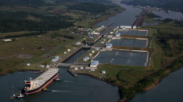 lovitura pentru transportul maritim prin canalul panama vor trece mai putine nave din cauza unui el nino mult mai sever