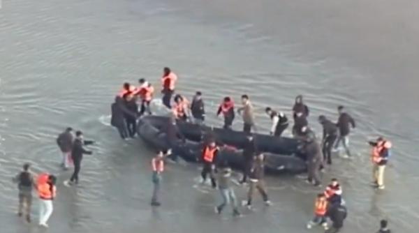 momentul in care politisti francezi sunt atacati de migranti a fost surprins pe camera in timpul unei interventii pe canalul manecii